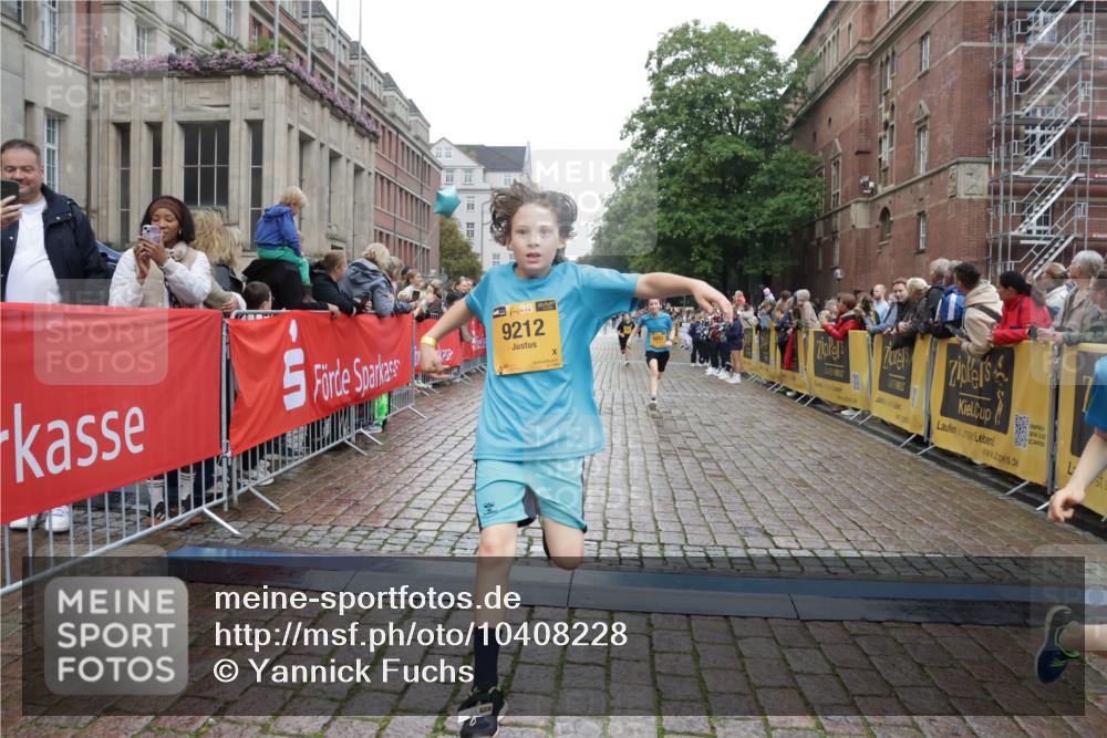13.09.2026 - Kiel Lauf Yannick Fuchs http://msf.ph/oto/10408228 13.09.2026 09:02:18 Ziel 1992, 2635, 3250, 3405, 3406, 5271, 5482, 6251, 6485, 6672, 6749, 8183, 8419, 10288, 10324, 10336, 11571, 12446, 911, 1353, 1355, 1959, 2916, 3592, 5577, 6062, 6562, 7062, 9285, 9501, 9615, 10336, 11119, 11578, 12211, 12321, 12539, 963, 4337, 5618, 6853, 7853, 9119, 9212, 12270, 1353, 1355, 1959, 2321, 2568, 4415, 6315, 7210, 9285, 9287, 11772, 12626 meine-sportfotos.de
