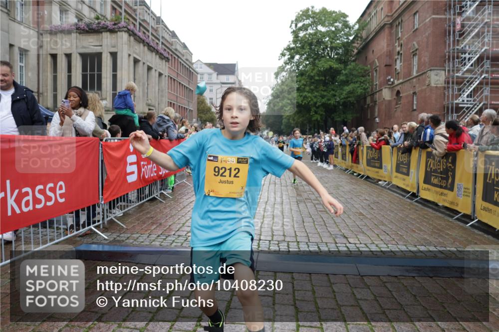 13.09.2026 - Kiel Lauf Yannick Fuchs http://msf.ph/oto/10408230 13.09.2026 09:02:19 Ziel 1992, 2635, 3250, 3405, 3406, 5271, 5482, 6251, 6485, 6672, 6749, 8183, 8419, 10288, 10324, 11571, 12446, 911, 1353, 1355, 2916, 3592, 5577, 6062, 6562, 7062, 9285, 9501, 9615, 10324, 10336, 11119, 11578, 12211, 12321, 12446, 12539, 963, 4337, 5618, 6853, 7853, 9119, 9212, 12270, 1353, 1355, 1959, 2321, 2568, 4415, 6315, 7210, 9285, 9287, 11772, 12626 meine-sportfotos.de