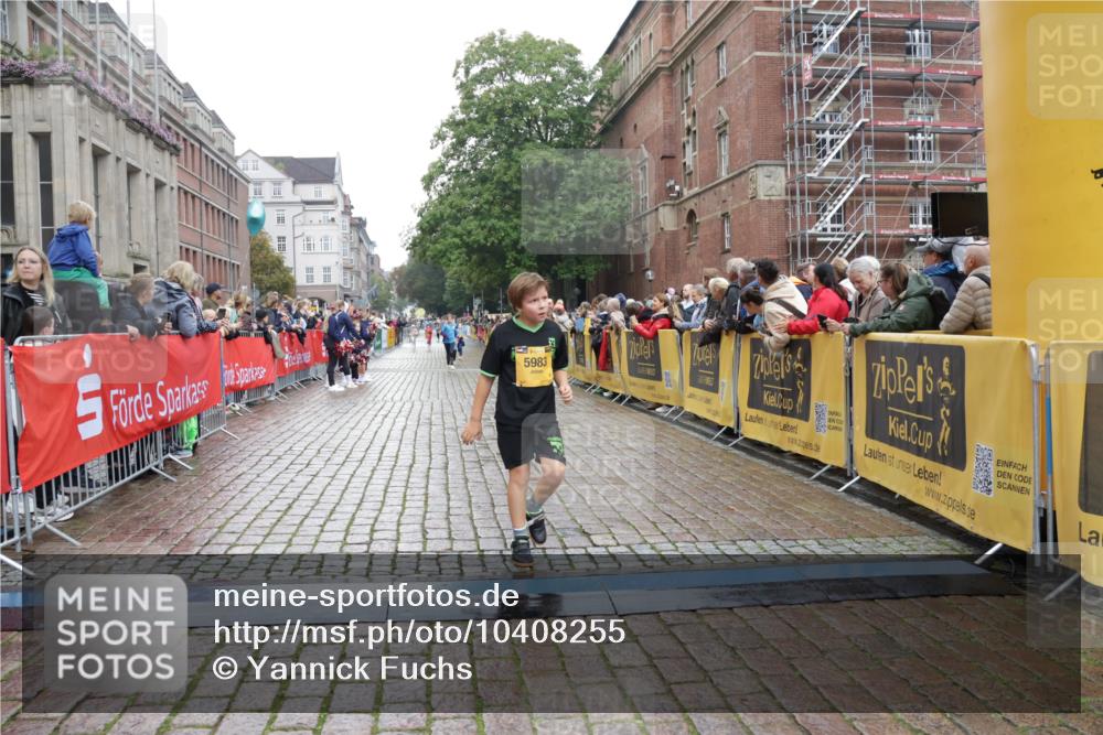 13.09.2026 - Kiel Lauf Yannick Fuchs http://msf.ph/oto/10408255 13.09.2026 09:02:24 Ziel 1992, 2635, 3250, 3405, 3406, 4337, 5482, 6251, 6485, 6672, 6749, 7853, 8183, 8419, 10288, 11571, 911, 2916, 3592, 5271, 5577, 6062, 6562, 7062, 9501, 10324, 10336, 11119, 11578, 12211, 12321, 12446, 12539, 963, 5618, 5983, 6853, 9119, 9212, 12270, 1353, 1355, 1959, 2568, 9285, 9615 meine-sportfotos.de