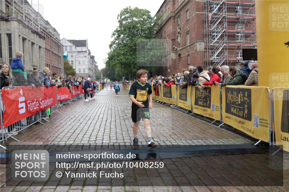 13.09.2026 - Kiel Lauf Yannick Fuchs http://msf.ph/oto/10408259 13.09.2026 09:02:25 Ziel 1992, 2635, 3250, 3405, 3406, 4337, 5482, 6251, 6485, 6672, 6749, 7853, 8183, 8419, 10288, 11571, 911, 2916, 3405, 3592, 5271, 5577, 6062, 6251, 6562, 7062, 9501, 10324, 10336, 11119, 11578, 12211, 12321, 12446, 12539, 963, 5618, 5983, 6853, 9119, 9212, 12270, 1353, 1355, 1959, 9285, 9615 meine-sportfotos.de