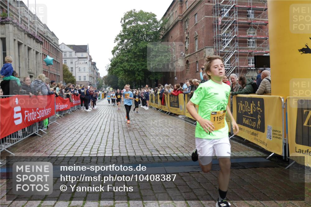 13.09.2026 - Kiel Lauf Yannick Fuchs http://msf.ph/oto/10408387 13.09.2026 09:02:56 Ziel 1175, 1830, 1870, 2739, 12052, 963, 4337, 5618, 5983, 6749, 6853, 7853, 8419, 9119, 9212, 12270, 2178, 2372, 8013, 11932, 1992, 2635, 3250, 3405, 3406, 5482, 6251, 6485, 6672, 6749, 8183, 8419, 10288, 11571 meine-sportfotos.de