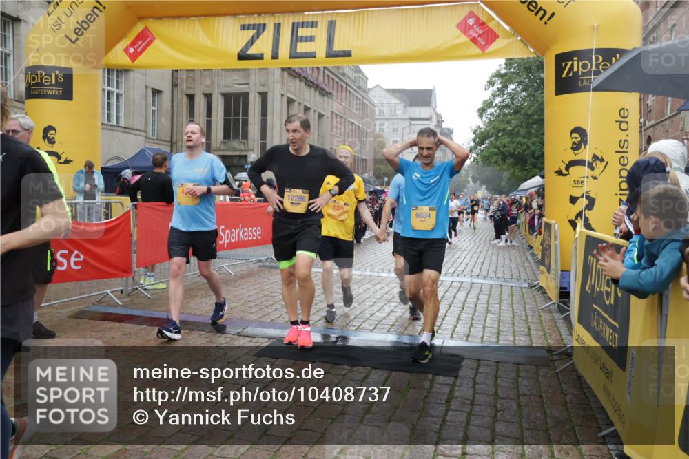 13.09.2026 - Kiel Lauf Yannick Fuchs http://msf.ph/oto/10408737 13.09.2026 10:36:38 Ziel 1534, 1584, 2095, 2380, 2425, 2571, 2966, 4692, 5045, 5541, 5574, 6309, 7177, 7312, 8494, 9352, 9554, 11113, 867, 1003, 1278, 1477, 1653, 2286, 2380, 2541, 4029, 4078, 4172, 4971, 5466, 5947, 6763, 7158, 7252, 7920, 8224, 8242, 8554, 8579, 8743, 8923, 9201, 10045, 10075, 10852, 10860, 11145, 11662, 12022, 229, 1211, 4464, 4928, 8055, 8099, 8760, 9289, 9657, 10317, 10608, 11619, 11867, 12104, 867, 1321, 2541, 3634, 3811, 4889, 5947, 6634, 6957, 7619 meine-sportfotos.de