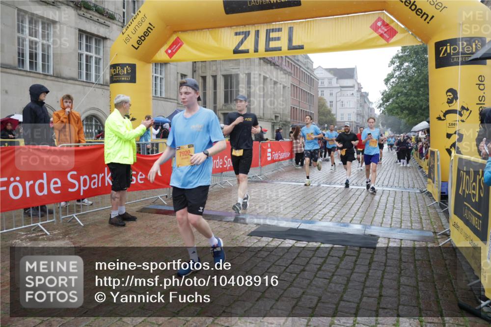 13.09.2026 - Kiel Lauf Yannick Fuchs http://msf.ph/oto/10408916 13.09.2026 10:36:53 Ziel 229, 1211, 4464, 4928, 8055, 8099, 8760, 9289, 9352, 9657, 10317, 10608, 11619, 11867, 12104, 1278, 1477, 1534, 1584, 1653, 2095, 2286, 2380, 2425, 2571, 2966, 4029, 4078, 4172, 4692, 5045, 5466, 5541, 5574, 6309, 6763, 7158, 7177, 7252, 7312, 8242, 8494, 8923, 9201, 9352, 9554, 10852, 11113, 11145, 388, 886, 990, 5331, 5471, 6671, 7987, 8162, 8390, 8391, 8463, 8792, 9901, 11101, 11883, 11911, 12311, 12314, 12545, 1003, 1477, 1653, 4078, 4971, 7920, 8554, 8579, 8743 meine-sportfotos.de