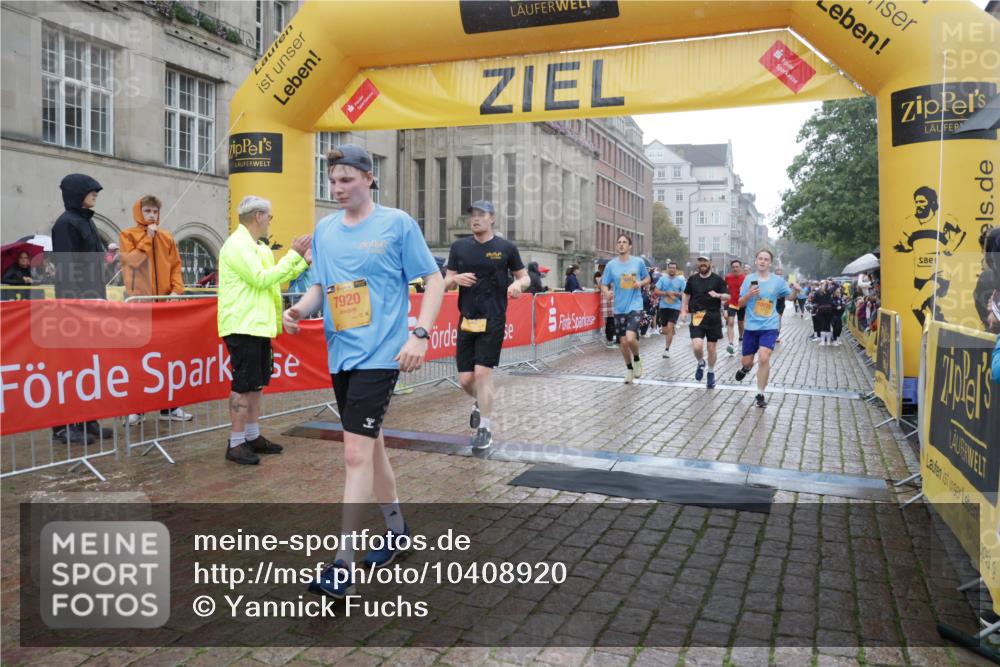 13.09.2026 - Kiel Lauf Yannick Fuchs http://msf.ph/oto/10408920 13.09.2026 10:36:53 Ziel 229, 1211, 4464, 4928, 8055, 8099, 8760, 9289, 9352, 9657, 10317, 10608, 11619, 11867, 12104, 1278, 1477, 1534, 1584, 1653, 2095, 2286, 2380, 2425, 2571, 2966, 4029, 4078, 4172, 4692, 5045, 5466, 5541, 5574, 6309, 6763, 7158, 7177, 7252, 7312, 8242, 8494, 8923, 9201, 9352, 9554, 10852, 11113, 11145, 388, 886, 990, 5331, 5471, 6671, 7987, 8162, 8390, 8391, 8463, 8792, 9901, 11101, 11883, 11911, 12311, 12314, 12545, 1003, 1477, 1653, 4078, 4971, 7920, 8554, 8579, 8743 meine-sportfotos.de