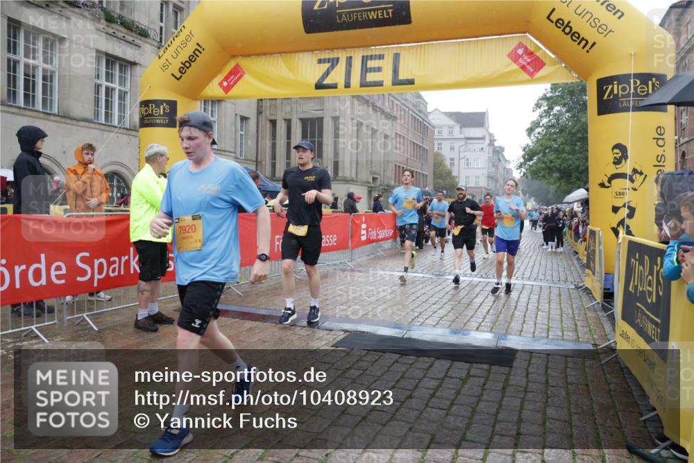 13.09.2026 - Kiel Lauf Yannick Fuchs http://msf.ph/oto/10408923 13.09.2026 10:36:53 Ziel 229, 1211, 4464, 4928, 8055, 8099, 8760, 9289, 9352, 9657, 10317, 10608, 11619, 11867, 12104, 1278, 1477, 1534, 1584, 1653, 2095, 2286, 2380, 2425, 2571, 2966, 4029, 4078, 4172, 4692, 5045, 5466, 5541, 5574, 6309, 6763, 7158, 7177, 7252, 7312, 8242, 8494, 8923, 9201, 9352, 9554, 10852, 11113, 11145, 388, 886, 990, 5331, 5471, 6671, 7987, 8162, 8390, 8391, 8463, 8792, 9901, 11101, 11883, 11911, 12311, 12314, 12545, 1003, 1477, 1653, 4078, 4971, 7920, 8554, 8579, 8743 meine-sportfotos.de