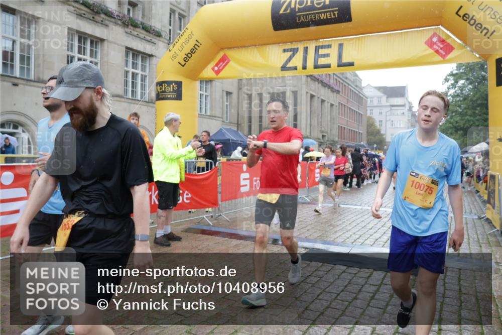 13.09.2026 - Kiel Lauf Yannick Fuchs http://msf.ph/oto/10408956 13.09.2026 10:36:56 Ziel 990, 1211, 4464, 4928, 8055, 8099, 8760, 9289, 9657, 10317, 10608, 11619, 11867, 229, 1278, 1477, 1534, 1584, 2095, 2286, 2380, 2425, 2571, 2966, 4029, 4692, 5045, 5466, 5541, 5574, 6309, 6763, 7177, 7252, 7312, 8242, 8494, 8923, 9352, 9554, 10852, 11113, 12104, 388, 886, 1217, 1313, 2601, 5331, 5471, 6671, 6720, 7729, 7987, 8026, 8162, 8390, 8391, 8463, 8792, 9901, 11101, 11883, 11911, 12311, 12314, 12545, 1477, 1653, 2286, 4078, 7920, 8554, 8743 meine-sportfotos.de