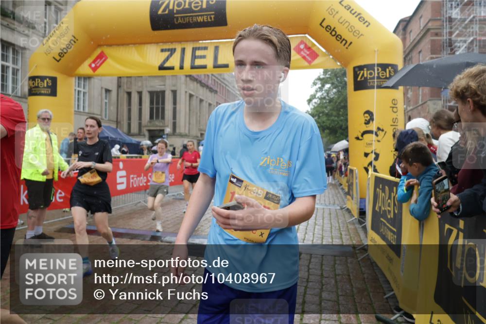 13.09.2026 - Kiel Lauf Yannick Fuchs http://msf.ph/oto/10408967 13.09.2026 10:36:58 Ziel 990, 1211, 4464, 4928, 8055, 8099, 8390, 8391, 9289, 9657, 10317, 10608, 11867, 11883, 229, 1278, 1534, 1584, 2095, 2380, 2425, 2571, 2966, 4029, 4464, 4692, 5045, 5466, 5541, 5574, 6309, 6763, 7177, 7252, 7312, 8242, 8494, 8760, 8923, 9352, 9554, 11113, 11619, 12104, 388, 886, 1217, 1313, 2601, 5331, 5471, 6671, 6720, 7640, 7729, 7987, 8026, 8162, 8463, 8792, 9435, 9901, 11101, 11911, 12311, 12314, 12545, 12742, 1278, 1477, 1653, 2286, 4078, 8554 meine-sportfotos.de