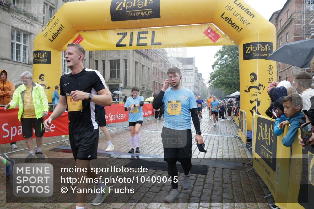 13.09.2026 - Kiel Lauf Yannick Fuchs http://msf.ph/oto/10409045 13.09.2026 10:37:05 Ziel 388, 886, 990, 1211, 4928, 5331, 5471, 6671, 8162, 8390, 8391, 8792, 9289, 9657, 9901, 10317, 11101, 11883, 11911, 12311, 12314, 12545, 229, 1534, 1584, 2095, 2425, 2571, 2966, 4464, 4692, 5045, 5541, 5574, 6309, 7177, 7312, 8055, 8099, 8494, 8760, 9352, 9554, 9657, 10608, 11113, 11619, 11867, 12104, 176, 595, 1142, 1217, 1313, 1479, 2601, 2925, 6720, 7640, 7729, 7987, 8026, 8463, 8515, 8628, 8820, 9208, 9435, 9540, 9977, 11748, 12742, 1278, 1584, 2380, 2425 meine-sportfotos.de
