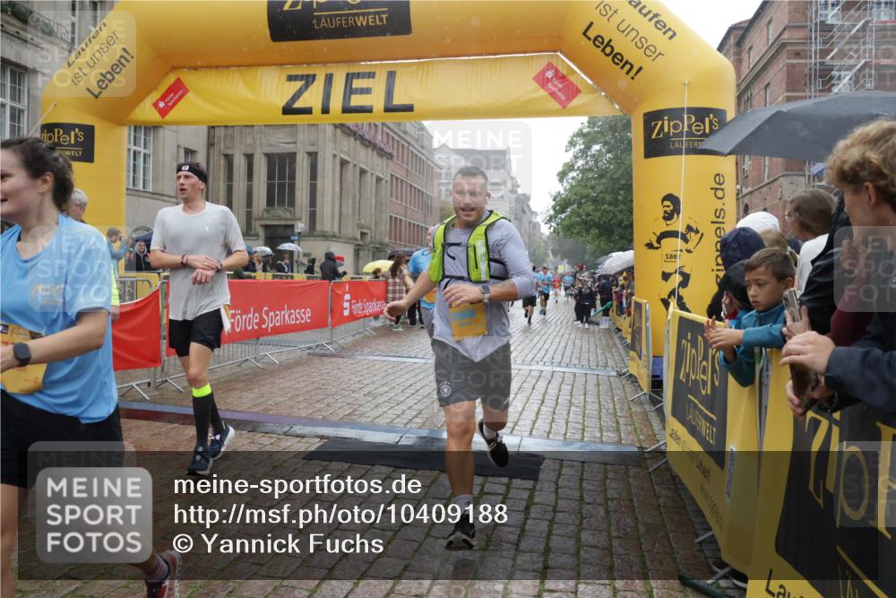 13.09.2026 - Kiel Lauf Yannick Fuchs http://msf.ph/oto/10409188 13.09.2026 10:37:18 Ziel 176, 595, 1142, 1217, 1313, 2601, 2925, 5471, 6720, 7640, 7729, 7987, 8026, 8463, 8515, 8628, 8820, 9208, 9435, 9540, 9977, 11748, 11911, 12311, 12314, 12742, 229, 388, 886, 990, 1211, 4464, 4928, 5331, 6671, 8055, 8099, 8162, 8390, 8391, 8760, 8792, 9289, 9352, 9657, 9901, 10317, 10608, 11101, 11619, 11867, 11883, 12104, 12545, 1479, 3028, 3137, 3981, 4375, 4521, 4877, 5262, 6511, 6705, 6796, 7129, 7355, 8146, 8567, 10393, 10952, 11685, 229 meine-sportfotos.de