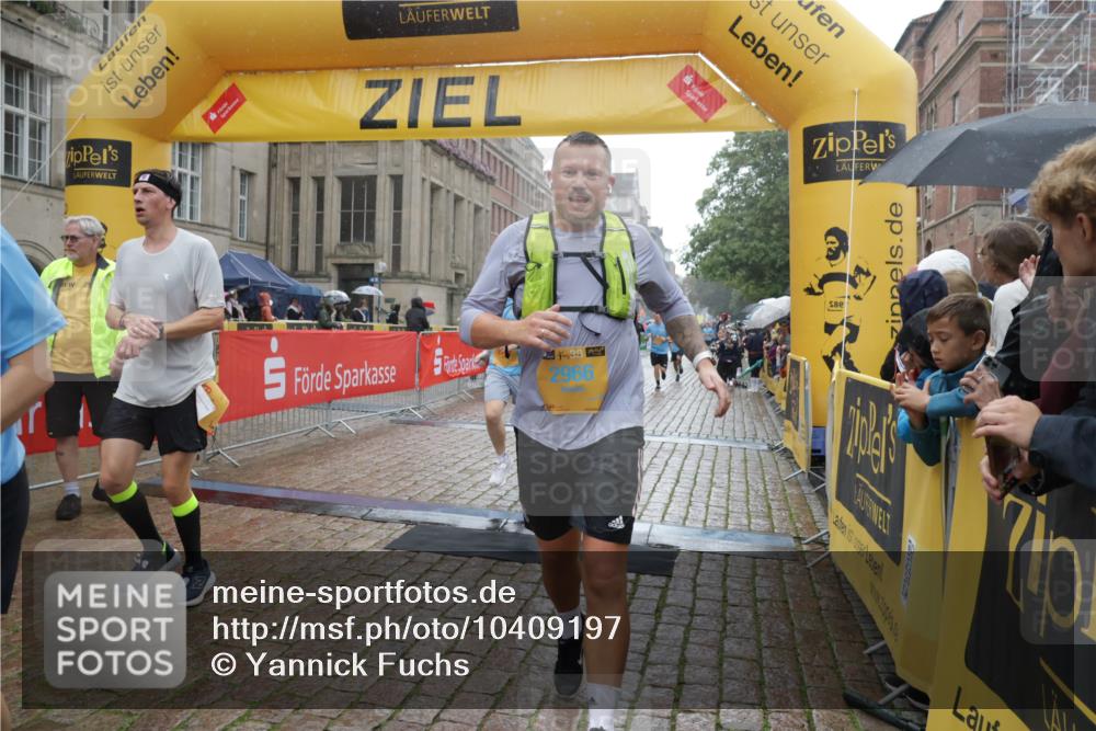 13.09.2026 - Kiel Lauf Yannick Fuchs http://msf.ph/oto/10409197 13.09.2026 10:37:18 Ziel 176, 595, 1142, 1217, 1313, 2601, 2925, 5471, 6720, 7640, 7729, 7987, 8026, 8463, 8515, 8628, 8820, 9208, 9435, 9540, 9977, 11748, 11911, 12311, 12314, 12742, 229, 388, 886, 990, 1211, 4464, 4928, 5331, 6671, 8055, 8099, 8162, 8390, 8391, 8760, 8792, 9289, 9352, 9657, 9901, 10317, 10608, 11101, 11619, 11867, 11883, 12104, 12545, 1479, 3028, 3137, 3981, 4375, 4521, 4877, 5262, 6511, 6705, 6796, 7129, 7355, 8146, 8567, 10393, 10952, 11685, 229 meine-sportfotos.de
