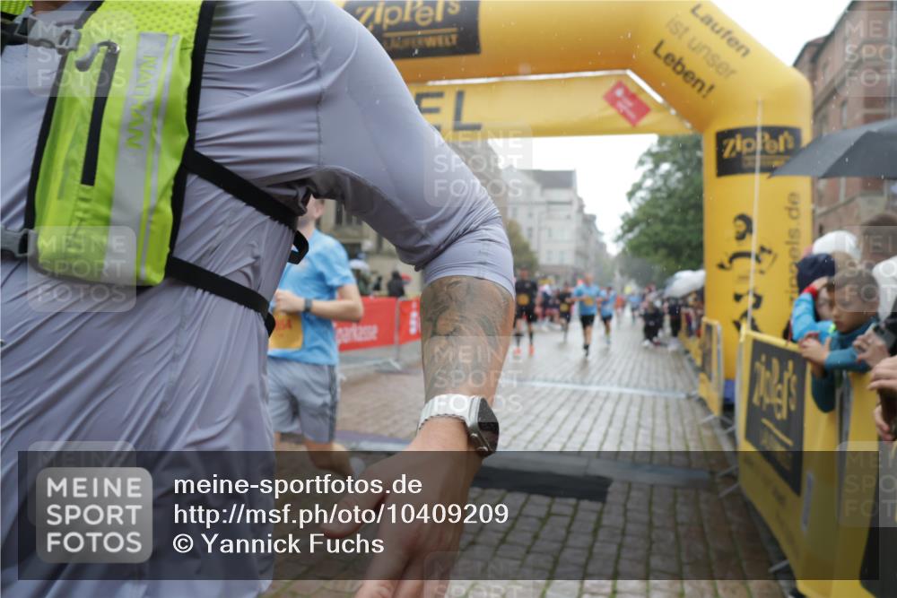 13.09.2026 - Kiel Lauf Yannick Fuchs http://msf.ph/oto/10409209 13.09.2026 10:37:19 Ziel 176, 595, 1142, 1217, 1313, 2601, 2925, 5471, 6720, 7640, 7729, 7987, 8026, 8463, 8515, 8628, 8820, 9208, 9435, 9540, 9977, 11748, 11911, 12311, 12314, 12742, 229, 388, 886, 990, 1211, 4464, 4928, 5331, 6671, 8055, 8099, 8162, 8390, 8391, 8760, 8792, 9289, 9657, 9901, 10317, 10608, 11101, 11619, 11867, 11883, 12104, 12545, 1479, 3028, 3137, 3981, 4375, 4521, 4877, 5262, 6511, 6705, 6796, 7129, 7355, 8146, 8567, 10393, 10952, 11685, 229 meine-sportfotos.de