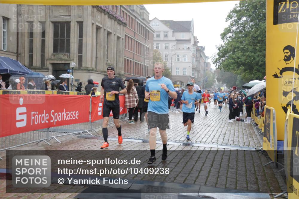 13.09.2026 - Kiel Lauf Yannick Fuchs http://msf.ph/oto/10409238 13.09.2026 10:37:21 Ziel 176, 595, 1142, 1217, 1313, 1479, 2601, 2925, 3137, 5262, 6720, 7640, 7729, 7987, 8026, 8463, 8515, 8628, 8820, 9208, 9435, 9540, 9977, 11748, 12742, 388, 886, 990, 1211, 4464, 4928, 5331, 5471, 6671, 8055, 8099, 8162, 8390, 8391, 8760, 8792, 9289, 9657, 9901, 10317, 10608, 11101, 11619, 11867, 11883, 11911, 12311, 12314, 12545, 1707, 3028, 3981, 4375, 4521, 4877, 5850, 6133, 6511, 6705, 6796, 7129, 7355, 8146, 8567, 10393, 10952, 11685, 229 meine-sportfotos.de
