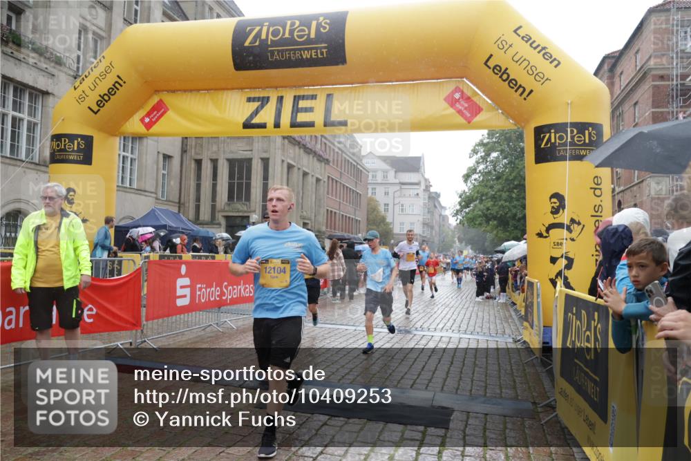 13.09.2026 - Kiel Lauf Yannick Fuchs http://msf.ph/oto/10409253 13.09.2026 10:37:22 Ziel 176, 595, 1142, 1217, 1313, 1479, 2601, 2925, 3137, 5262, 6720, 7640, 7729, 7987, 8026, 8463, 8515, 8628, 8820, 9208, 9435, 9540, 9977, 11748, 12742, 388, 886, 990, 1211, 4464, 4928, 5331, 5471, 6671, 7987, 8055, 8099, 8162, 8390, 8391, 8760, 8792, 9289, 9657, 9901, 10317, 10608, 11101, 11619, 11867, 11883, 11911, 12311, 12314, 12545, 1707, 3028, 3981, 4375, 4521, 4877, 5850, 6133, 6230, 6511, 6705, 6796, 7129, 7355, 8146, 8567, 10393, 10952, 11685, 229 meine-sportfotos.de