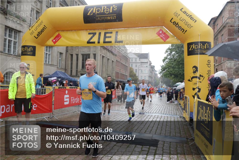 13.09.2026 - Kiel Lauf Yannick Fuchs http://msf.ph/oto/10409257 13.09.2026 10:37:23 Ziel 176, 595, 1142, 1217, 1313, 1479, 2601, 2925, 3137, 5262, 6720, 7640, 7729, 8026, 8463, 8515, 8628, 8820, 9208, 9435, 9540, 9977, 11748, 12742, 388, 886, 990, 1211, 4464, 4928, 5331, 5471, 6671, 7987, 8055, 8099, 8162, 8390, 8391, 8463, 8792, 9289, 9657, 9901, 10317, 10608, 11101, 11867, 11883, 11911, 12311, 12314, 12545, 1707, 3028, 3981, 4375, 4521, 4877, 5850, 6133, 6230, 6511, 6705, 6796, 7129, 7355, 8146, 8567, 10393, 10952, 11685, 229 meine-sportfotos.de