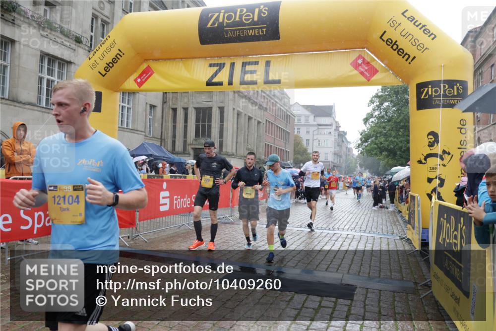 13.09.2026 - Kiel Lauf Yannick Fuchs http://msf.ph/oto/10409260 13.09.2026 10:37:23 Ziel 176, 595, 1142, 1217, 1313, 1479, 2601, 2925, 3137, 5262, 6720, 7640, 7729, 8026, 8463, 8515, 8628, 8820, 9208, 9435, 9540, 9977, 11748, 12742, 388, 886, 990, 1211, 4464, 4928, 5331, 5471, 6671, 7987, 8055, 8099, 8162, 8390, 8391, 8463, 8792, 9289, 9657, 9901, 10317, 10608, 11101, 11867, 11883, 11911, 12311, 12314, 12545, 1707, 3028, 3981, 4375, 4521, 4877, 5850, 6133, 6230, 6511, 6705, 6796, 7129, 7355, 8146, 8567, 10393, 10952, 11685, 229 meine-sportfotos.de