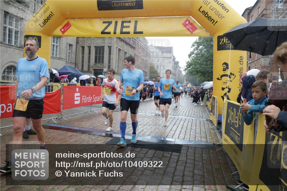 13.09.2026 - Kiel Lauf Yannick Fuchs http://msf.ph/oto/10409322 13.09.2026 10:37:30 Ziel 176, 595, 1142, 1479, 3028, 3137, 3981, 4375, 4521, 4877, 5262, 6705, 6796, 8146, 8515, 8567, 8820, 9540, 9977, 10393, 10952, 11685, 11748, 388, 886, 990, 1142, 1211, 1217, 1313, 2601, 2925, 4928, 5331, 5471, 6671, 6720, 7640, 7729, 7987, 8026, 8162, 8390, 8391, 8463, 8628, 8792, 9208, 9289, 9435, 9657, 9901, 9977, 10317, 11101, 11748, 11883, 11911, 12311, 12314, 12545, 12742, 453, 1041, 1481, 1700, 1707, 3860, 4540, 5357, 5429, 5850, 6133, 6230, 6511, 7129, 7355, 7732 meine-sportfotos.de