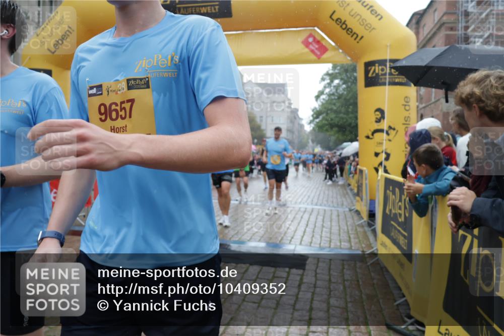 13.09.2026 - Kiel Lauf Yannick Fuchs http://msf.ph/oto/10409352 13.09.2026 10:37:33 Ziel 1479, 3028, 3137, 3981, 4375, 4521, 4877, 5262, 6511, 6705, 6796, 7129, 7355, 8146, 8567, 8820, 9540, 10393, 10952, 11685, 176, 388, 595, 886, 990, 1142, 1217, 1313, 2601, 2925, 4928, 5331, 5471, 6671, 6720, 7640, 7729, 7987, 8026, 8162, 8390, 8391, 8463, 8515, 8628, 8792, 8820, 9208, 9289, 9435, 9540, 9901, 9977, 11101, 11748, 11883, 11911, 12311, 12314, 12545, 12742, 228, 453, 1041, 1481, 1700, 1707, 2361, 3860, 4255, 4540, 5357, 5429, 5831, 5850, 6133, 6230, 7732 meine-sportfotos.de