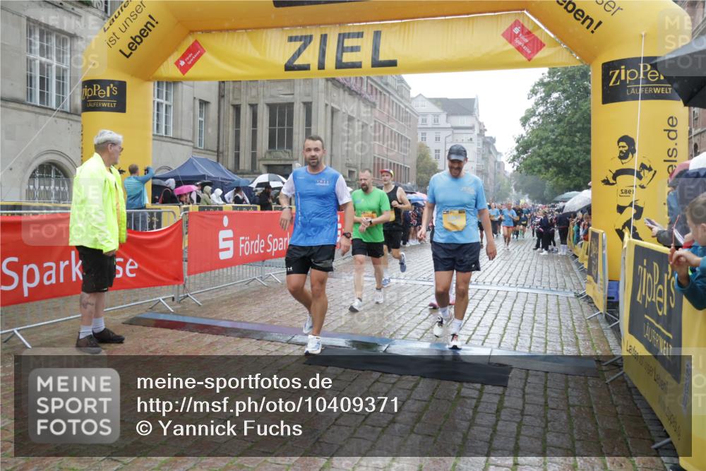 13.09.2026 - Kiel Lauf Yannick Fuchs http://msf.ph/oto/10409371 13.09.2026 10:37:34 Ziel 1479, 3028, 3137, 3981, 4375, 4521, 4877, 5262, 6511, 6705, 6796, 7129, 7355, 8146, 8567, 10393, 10952, 11685, 176, 388, 595, 886, 990, 1142, 1217, 1313, 2601, 2925, 5331, 5471, 6671, 6720, 7640, 7729, 7987, 8026, 8162, 8390, 8391, 8463, 8515, 8628, 8792, 8820, 9208, 9435, 9540, 9901, 9977, 11101, 11748, 11883, 11911, 12311, 12314, 12545, 12742, 228, 453, 1041, 1326, 1481, 1700, 1707, 2358, 2361, 3860, 4255, 4540, 5357, 5429, 5831, 5850, 6133, 6230, 7732 meine-sportfotos.de