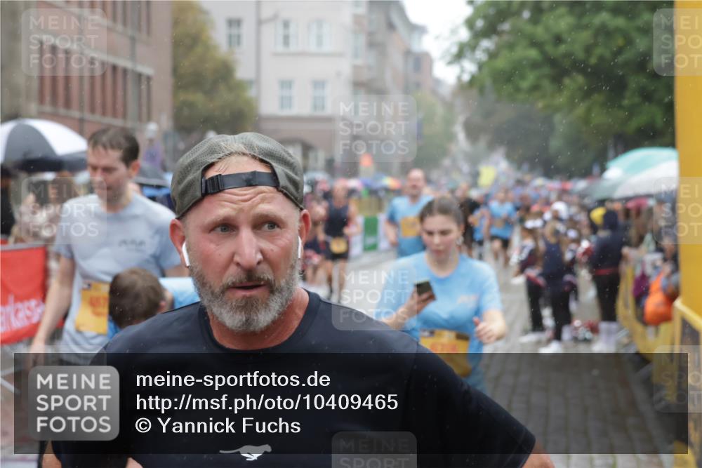 13.09.2026 - Kiel Lauf Yannick Fuchs http://msf.ph/oto/10409465 13.09.2026 10:38:10 Ziel 265, 861, 1193, 2275, 2538, 2792, 2897, 3566, 4009, 4226, 4465, 4832, 5048, 5122, 5972, 6463, 6675, 6769, 7682, 7830, 10439, 10849, 11168, 12313, 12674, 228, 453, 701, 1041, 1326, 1481, 1700, 1707, 2358, 2361, 3860, 4255, 4540, 5357, 5429, 5831, 5850, 5972, 6133, 6230, 6511, 6675, 6964, 7129, 7355, 7732, 7775, 8560, 9138, 9230, 9250, 9431, 12015, 12424, 1974, 2505, 3307, 4241, 4411, 4659, 5136, 5425, 5440, 5706, 5780, 6774, 7130, 7235, 8573, 9246, 9993, 3981 meine-sportfotos.de
