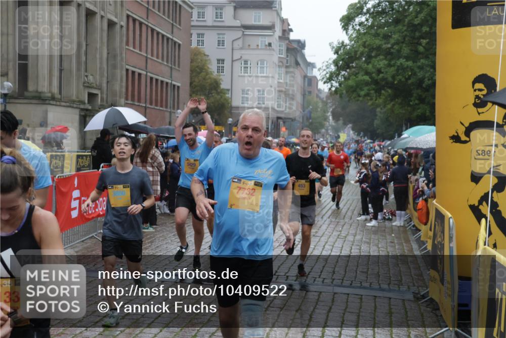 13.09.2026 - Kiel Lauf Yannick Fuchs http://msf.ph/oto/10409522 13.09.2026 10:38:21 Ziel 1974, 2275, 2897, 3307, 4009, 4411, 4465, 5048, 5136, 5425, 5440, 5706, 5780, 6774, 7130, 7235, 8573, 9246, 9993, 10044, 10439, 10849, 10959, 11303, 12276, 12366, 12674, 12776, 228, 265, 453, 701, 861, 1041, 1193, 1326, 1481, 1700, 2358, 2361, 2538, 2792, 3566, 3860, 4226, 4255, 4540, 4832, 5122, 5357, 5429, 5831, 5972, 6463, 6675, 6769, 6964, 7682, 7775, 7830, 8560, 9230, 9250, 11168, 12015, 12313, 69, 197, 1192, 2505, 4052, 4241, 4514, 4659, 5982 meine-sportfotos.de