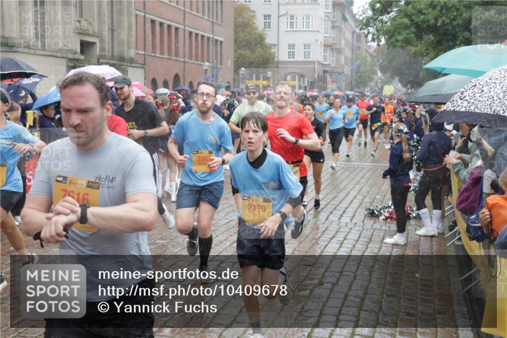 13.09.2026 - Kiel Lauf Yannick Fuchs http://msf.ph/oto/10409678 13.09.2026 10:40:08 Ziel 246, 338, 1786, 4442, 4443, 4688, 4932, 5029, 5985, 7165, 7984, 8139, 8187, 9086, 10025, 10256, 10995, 11003, 11888, 12177, 12209, 12471, 246, 437, 523, 1147, 1371, 1496, 1631, 1733, 2159, 2170, 2514, 2525, 2863, 3110, 3322, 3593, 3770, 3949, 4248, 4301, 4824, 4845, 5202, 5677, 5816, 5942, 6033, 6744, 7180, 7200, 7259, 7379, 7466, 7472, 7616, 7807, 7837, 7904, 8207, 8805, 9080, 9169, 9170, 9294, 9534, 9992, 10156, 10337, 10596, 10734, 11250, 11258, 12415, 4296, 12320 meine-sportfotos.de