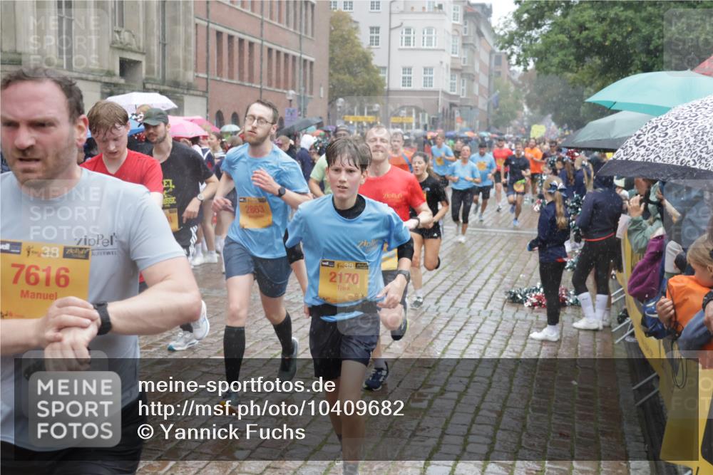 13.09.2026 - Kiel Lauf Yannick Fuchs http://msf.ph/oto/10409682 13.09.2026 10:40:08 Ziel 246, 338, 1786, 4442, 4443, 4688, 4932, 5029, 5985, 7165, 7984, 8139, 8187, 9086, 10025, 10256, 10995, 11003, 11888, 12177, 12209, 12471, 246, 437, 523, 1147, 1371, 1496, 1631, 1733, 2159, 2170, 2514, 2525, 2863, 3110, 3322, 3593, 3770, 3949, 4248, 4301, 4824, 4845, 5202, 5677, 5816, 5942, 6033, 6744, 7180, 7200, 7259, 7379, 7466, 7472, 7616, 7807, 7837, 7904, 8207, 8805, 9080, 9169, 9170, 9294, 9534, 9992, 10156, 10337, 10596, 10734, 11250, 11258, 12415, 4296, 12320 meine-sportfotos.de