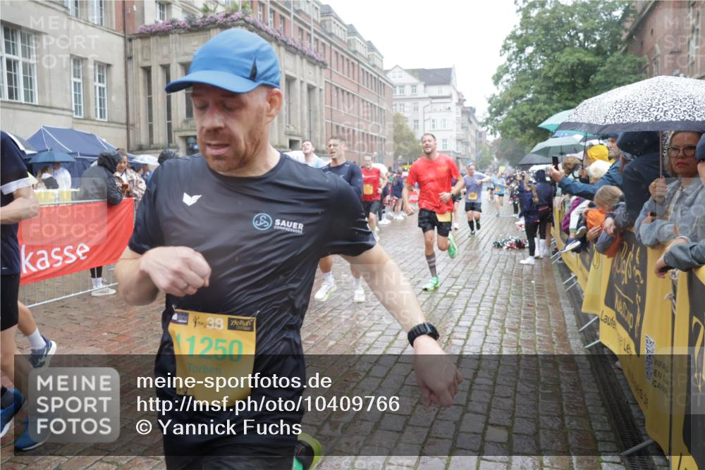 13.09.2026 - Kiel Lauf Yannick Fuchs http://msf.ph/oto/10409766 13.09.2026 10:40:28 Ziel 529, 1096, 1123, 1125, 1408, 1422, 1434, 1475, 1793, 1874, 2145, 2844, 2942, 5018, 5473, 5568, 5846, 6100, 6635, 7081, 7156, 7522, 8680, 8773, 9054, 9535, 9983, 10022, 10185, 10587, 10771, 10833, 10870, 11268, 11697, 11711, 12023, 12445, 246, 338, 523, 529, 1371, 1786, 1810, 2313, 3322, 3770, 4374, 4442, 4443, 4457, 4688, 4824, 4932, 5029, 5816, 5985, 7156, 7165, 7200, 7587, 7837, 7984, 8139, 8168, 8187, 9086, 9534, 10025, 10156, 10337, 10995, 11003, 11250, 3415, 3841 meine-sportfotos.de