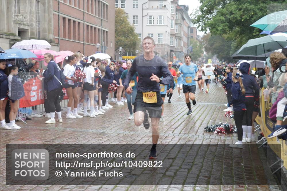 13.09.2026 - Kiel Lauf Yannick Fuchs http://msf.ph/oto/10409822 13.09.2026 10:40:33 Ziel 837, 1037, 1123, 1125, 1408, 1422, 1434, 1475, 1793, 1874, 1985, 2844, 2942, 3339, 5018, 5086, 5473, 5568, 5846, 6100, 6632, 6635, 7081, 7522, 7537, 7636, 8773, 9054, 10022, 10185, 10587, 10771, 10833, 11266, 11268, 11598, 11668, 11697, 11711, 12023, 12122, 246, 338, 529, 1096, 1786, 1810, 2145, 2313, 4374, 4442, 4443, 4457, 4688, 4932, 5029, 5985, 7156, 7165, 7587, 7984, 8139, 8168, 8187, 9086, 10025, 10995, 11003, 3415, 3841, 246, 3322 meine-sportfotos.de