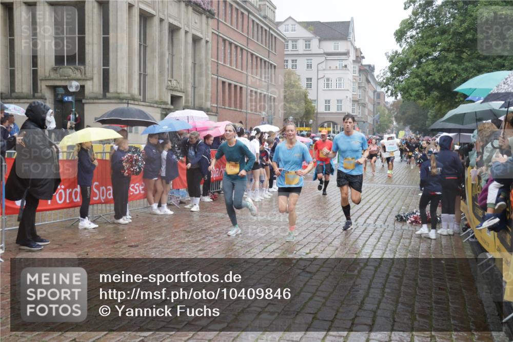 13.09.2026 - Kiel Lauf Yannick Fuchs http://msf.ph/oto/10409846 13.09.2026 10:40:35 Ziel 837, 1037, 1123, 1125, 1408, 1434, 1793, 1874, 1985, 2844, 2942, 3339, 3524, 5018, 5086, 5473, 5568, 5846, 6100, 6397, 6632, 6635, 6709, 7081, 7537, 7636, 8338, 8773, 10022, 10587, 10833, 11266, 11268, 11598, 11668, 11697, 11711, 11715, 11839, 12023, 12122, 12194, 12568, 338, 529, 1096, 1422, 1434, 1475, 1786, 1810, 2145, 2313, 4374, 4442, 4443, 4457, 4688, 4932, 5029, 6100, 7156, 7165, 7522, 7587, 7984, 8168, 8187, 9086, 10025, 10995, 11003, 3415, 3841, 246, 3322 meine-sportfotos.de
