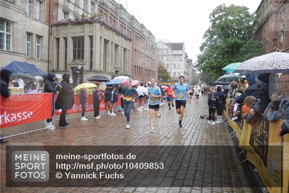 13.09.2026 - Kiel Lauf Yannick Fuchs http://msf.ph/oto/10409853 13.09.2026 10:40:35 Ziel 837, 1037, 1123, 1125, 1408, 1434, 1793, 1874, 1985, 2844, 2942, 3339, 3524, 5018, 5086, 5473, 5568, 5846, 6100, 6397, 6632, 6635, 6709, 7081, 7537, 7636, 8338, 8773, 10022, 10587, 10833, 11266, 11268, 11598, 11668, 11697, 11711, 11715, 11839, 12023, 12122, 12194, 12568, 338, 529, 1096, 1422, 1434, 1475, 1786, 1810, 2145, 2313, 4374, 4442, 4443, 4457, 4688, 4932, 5029, 6100, 7156, 7165, 7522, 7587, 7984, 8168, 8187, 9086, 10025, 10995, 11003, 3415, 3841, 246, 3322 meine-sportfotos.de