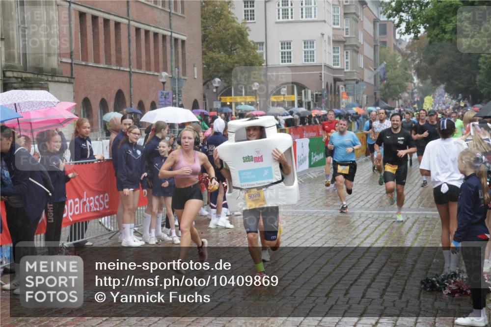 13.09.2026 - Kiel Lauf Yannick Fuchs http://msf.ph/oto/10409869 13.09.2026 10:40:39 Ziel 337, 837, 1037, 1123, 1125, 1603, 1793, 1985, 2096, 2942, 3339, 3524, 5018, 5086, 5473, 5846, 6397, 6632, 6635, 6709, 7537, 7636, 8200, 8338, 8773, 8868, 10022, 11229, 11266, 11268, 11598, 11668, 11697, 11715, 11839, 12017, 12023, 12026, 12122, 12194, 12568, 338, 529, 1096, 1123, 1408, 1422, 1434, 1475, 1810, 1874, 2145, 2313, 2844, 4374, 4442, 4443, 4457, 4688, 4932, 5029, 5568, 6100, 7081, 7156, 7165, 7522, 7587, 7984, 8168, 8187, 9086, 3415, 3841, 246, 3322 meine-sportfotos.de