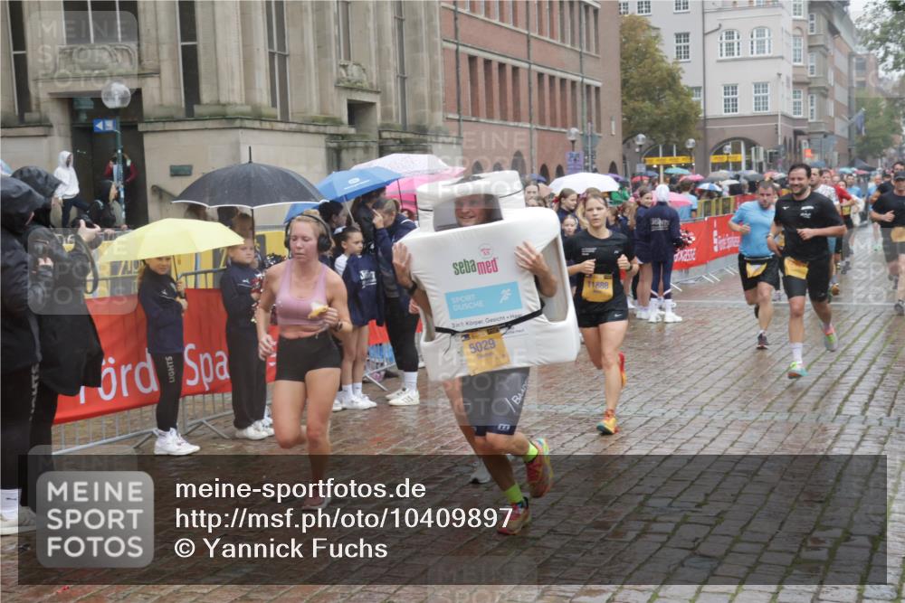13.09.2026 - Kiel Lauf Yannick Fuchs http://msf.ph/oto/10409897 13.09.2026 10:40:41 Ziel 337, 393, 837, 1037, 1603, 1985, 2052, 2096, 3339, 3524, 5018, 5086, 5473, 5846, 6397, 6632, 6635, 6709, 7499, 7537, 7636, 7931, 8200, 8338, 8414, 8773, 8868, 10919, 11229, 11266, 11598, 11668, 11697, 11715, 11839, 12017, 12026, 12122, 12194, 12568, 338, 529, 1096, 1123, 1125, 1408, 1422, 1434, 1475, 1793, 1810, 1874, 2145, 2313, 2844, 2942, 4374, 4442, 4457, 4688, 5029, 5473, 5568, 6100, 7081, 7156, 7165, 7522, 7587, 7984, 8168, 8187, 9086, 3415, 3841 meine-sportfotos.de