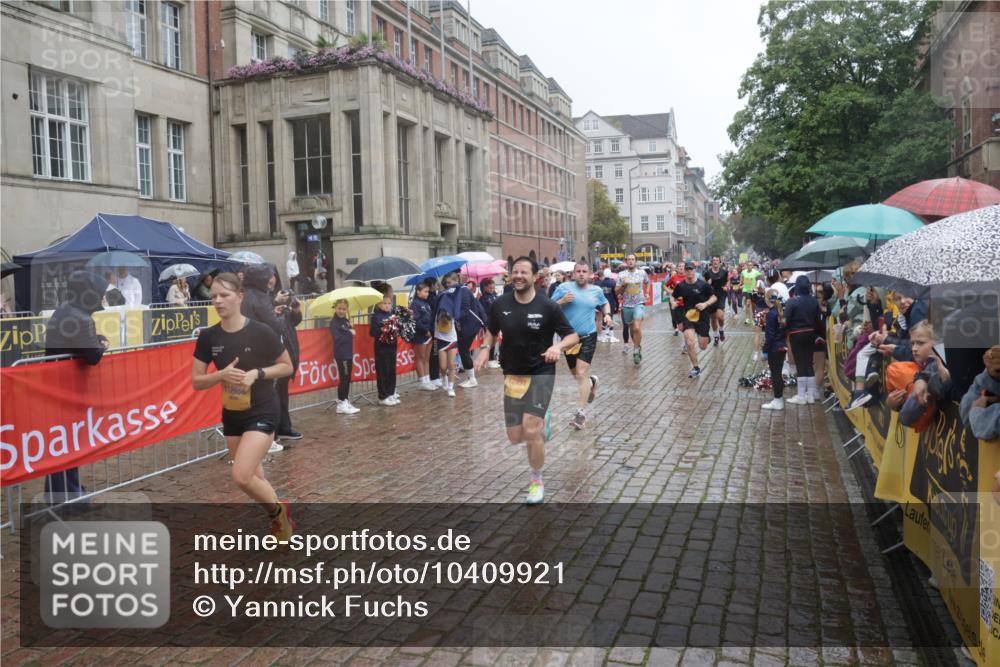 13.09.2026 - Kiel Lauf Yannick Fuchs http://msf.ph/oto/10409921 13.09.2026 10:40:43 Ziel 337, 393, 837, 1037, 1603, 1985, 2052, 2096, 3339, 3415, 3524, 3841, 5086, 6301, 6397, 6632, 6635, 6709, 6793, 7499, 7537, 7636, 7931, 8200, 8338, 8414, 8868, 9268, 10919, 11229, 11266, 11275, 11598, 11668, 11697, 11715, 11839, 12017, 12026, 12122, 12194, 12568, 338, 529, 1096, 1123, 1125, 1408, 1422, 1434, 1475, 1793, 1810, 1874, 2145, 2313, 2844, 2942, 4374, 4442, 4457, 4688, 5018, 5029, 5473, 5568, 5846, 6100, 6635, 7081, 7156, 7165, 7522, 7587, 7984, 8168, 8187, 9086 meine-sportfotos.de