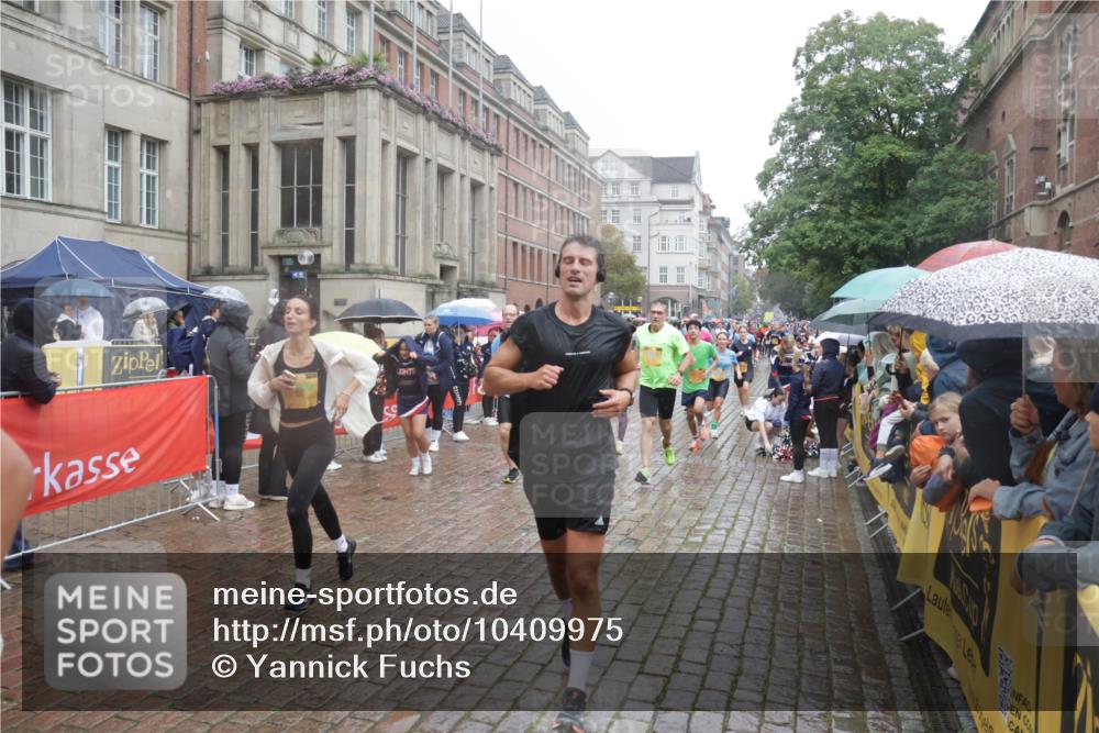 13.09.2026 - Kiel Lauf Yannick Fuchs http://msf.ph/oto/10409975 13.09.2026 10:40:47 Ziel 337, 393, 837, 1037, 1603, 2052, 2096, 2499, 3257, 3415, 3524, 3841, 4131, 4431, 6301, 6397, 6504, 6709, 6793, 7499, 7655, 7931, 8200, 8338, 8414, 8435, 8868, 9268, 10919, 11069, 11229, 11266, 11275, 11715, 11839, 12017, 12026, 12122, 12194, 12568, 529, 837, 1096, 1123, 1125, 1408, 1422, 1434, 1475, 1793, 1810, 1874, 1985, 2145, 2313, 2844, 2942, 3339, 4374, 4457, 5018, 5086, 5473, 5568, 5846, 6100, 6632, 6635, 7081, 7156, 7165, 7522, 7537, 7587, 7984, 8168, 8187 meine-sportfotos.de