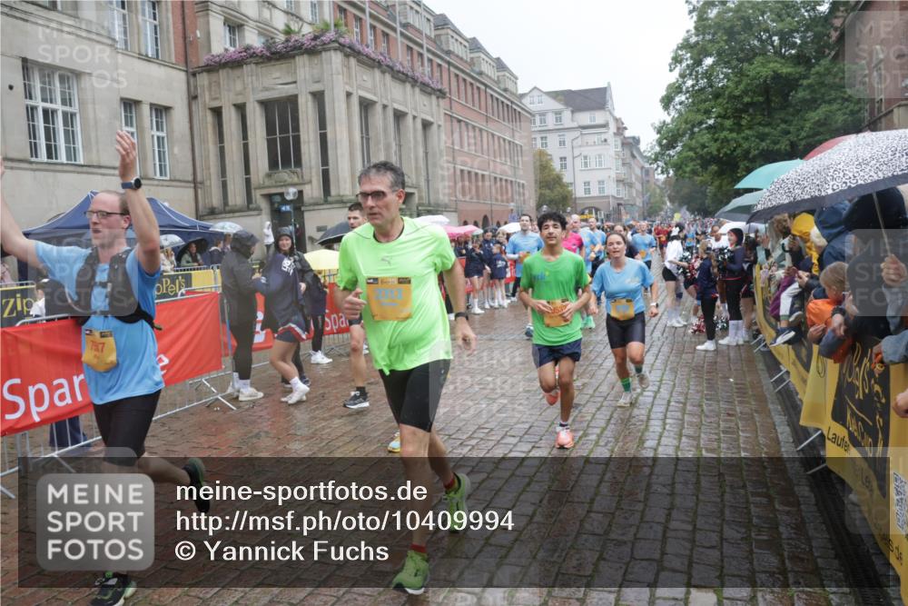 13.09.2026 - Kiel Lauf Yannick Fuchs http://msf.ph/oto/10409994 13.09.2026 10:40:49 Ziel 35, 337, 393, 1427, 1603, 1971, 2052, 2096, 2499, 3257, 3415, 3524, 3535, 3841, 4131, 4431, 4712, 5043, 6301, 6397, 6504, 6709, 6793, 7499, 7655, 7931, 8200, 8338, 8414, 8435, 8868, 9268, 10919, 11069, 11229, 11275, 11715, 11839, 12017, 12026, 12194, 12568, 529, 837, 1037, 1096, 1123, 1125, 1408, 1422, 1434, 1475, 1793, 1810, 1874, 1985, 2145, 2313, 2844, 2942, 3339, 4374, 4457, 5018, 5086, 5473, 5568, 5846, 6100, 6632, 6635, 6709, 7081, 7156, 7522, 7537, 7587, 8168 meine-sportfotos.de