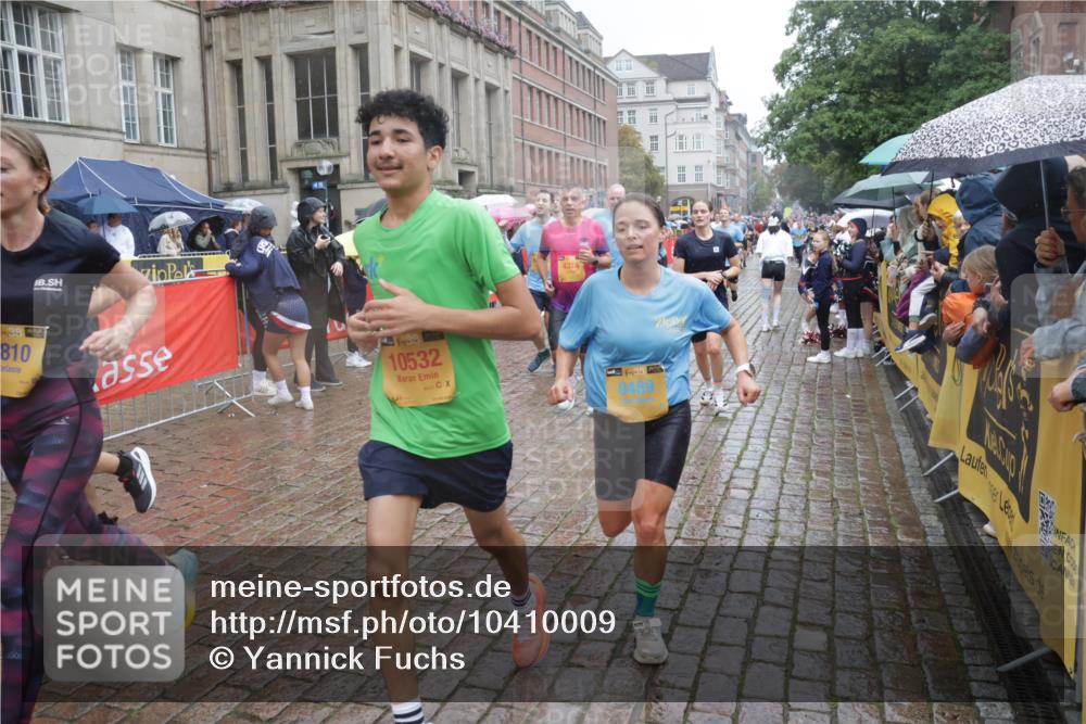 13.09.2026 - Kiel Lauf Yannick Fuchs http://msf.ph/oto/10410009 13.09.2026 10:40:50 Ziel 35, 337, 393, 1342, 1427, 1603, 1971, 2052, 2096, 2499, 2561, 2818, 3257, 3415, 3524, 3535, 3841, 4131, 4431, 4712, 5043, 6301, 6397, 6504, 6793, 7499, 7655, 7931, 8200, 8414, 8435, 8868, 9268, 10919, 11069, 11229, 11275, 12017, 12026, 12194, 12474, 12568, 529, 837, 1037, 1096, 1123, 1125, 1408, 1422, 1434, 1475, 1793, 1810, 1874, 1985, 2145, 2313, 2844, 2942, 3339, 3524, 4374, 4457, 5018, 5086, 5473, 5568, 5846, 6100, 6397, 6632, 6635, 6709, 7081, 7156, 7522, 7537, 8168 meine-sportfotos.de