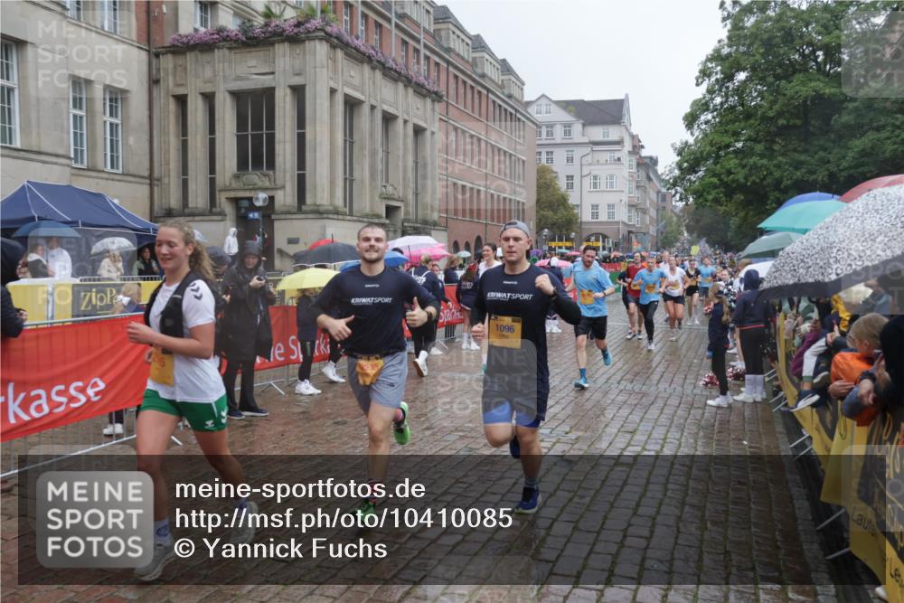 13.09.2026 - Kiel Lauf Yannick Fuchs http://msf.ph/oto/10410085 13.09.2026 10:40:54 Ziel 35, 337, 393, 1342, 1427, 1971, 2052, 2499, 2561, 2818, 3257, 3415, 3535, 3841, 4131, 4431, 4712, 5043, 5319, 5388, 5509, 6301, 6504, 6793, 7499, 7655, 7931, 8414, 8435, 8955, 9268, 10919, 11069, 11229, 11275, 11885, 12017, 12131, 12474, 12625, 337, 837, 1037, 1096, 1123, 1125, 1408, 1422, 1434, 1475, 1603, 1793, 1874, 1985, 2096, 2145, 2844, 2942, 3339, 3524, 5018, 5086, 5473, 5568, 5846, 6100, 6397, 6632, 6635, 6709, 7081, 7522, 7537 meine-sportfotos.de
