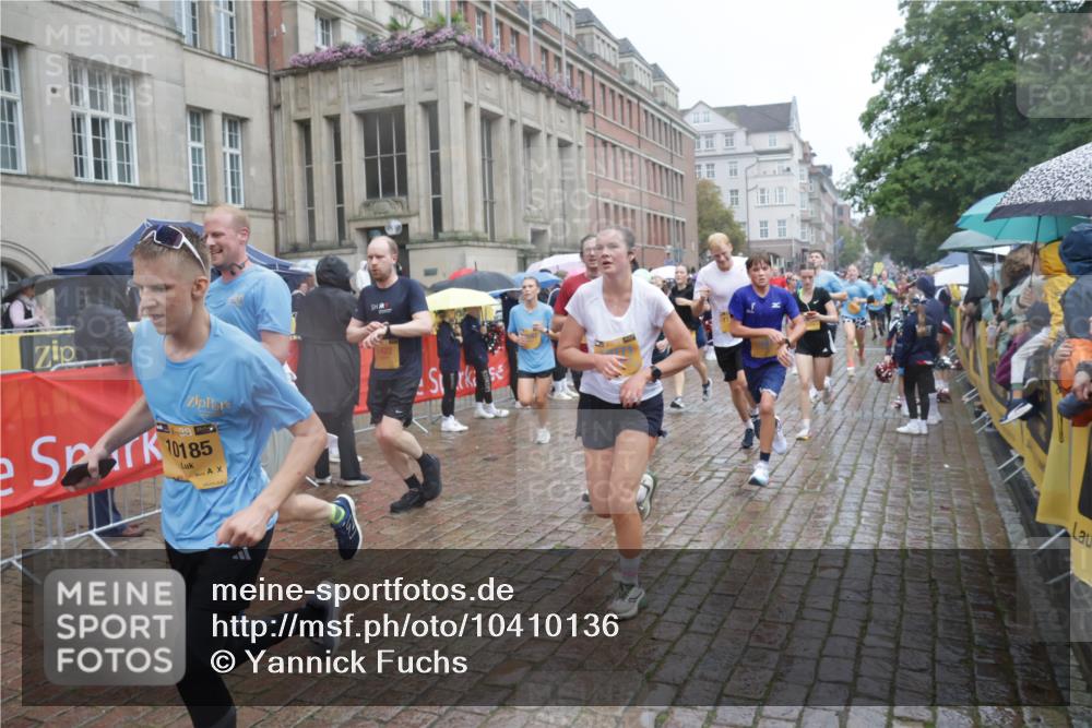 13.09.2026 - Kiel Lauf Yannick Fuchs http://msf.ph/oto/10410136 13.09.2026 10:40:58 Ziel 35, 1342, 1427, 1971, 2499, 2561, 2818, 2892, 2898, 3257, 3415, 3464, 3535, 3841, 4131, 4431, 4624, 4712, 5043, 5319, 5388, 5509, 6340, 6504, 6793, 7405, 7615, 7655, 8246, 8435, 8955, 9527, 10794, 11069, 11275, 11632, 11833, 11885, 12131, 12474, 12625, 337, 393, 837, 1037, 1123, 1125, 1408, 1422, 1434, 1475, 1603, 1793, 1874, 1985, 2052, 2096, 2844, 2942, 3339, 3415, 3524, 3841, 5018, 5086, 5473, 5568, 5846, 6100, 6301, 6397, 6632, 6635, 6709, 6793, 7081, 7499, 7522, 7537 meine-sportfotos.de