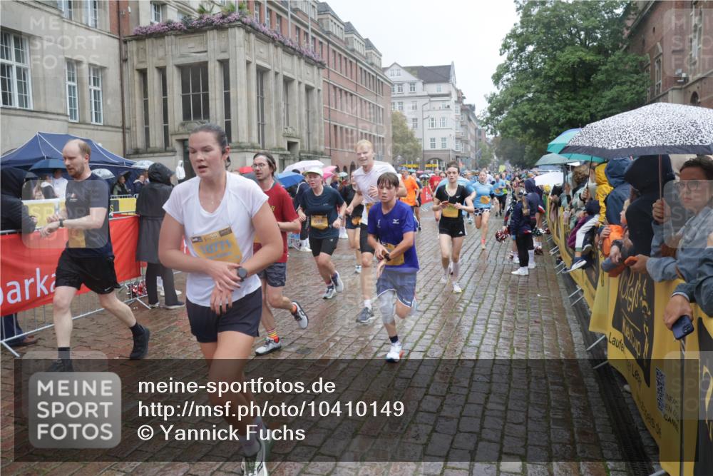 13.09.2026 - Kiel Lauf Yannick Fuchs http://msf.ph/oto/10410149 13.09.2026 10:40:58 Ziel 35, 1342, 1427, 1971, 2499, 2561, 2818, 2892, 2898, 3257, 3415, 3464, 3535, 3841, 4131, 4431, 4624, 4712, 5043, 5319, 5388, 5509, 6340, 6504, 6793, 7405, 7615, 7655, 8246, 8435, 8955, 9527, 10794, 11069, 11275, 11632, 11833, 11885, 12131, 12474, 12625, 337, 393, 837, 1037, 1123, 1125, 1408, 1422, 1434, 1475, 1603, 1793, 1874, 1985, 2052, 2096, 2844, 2942, 3339, 3415, 3524, 3841, 5018, 5086, 5473, 5568, 5846, 6100, 6301, 6397, 6632, 6635, 6709, 6793, 7081, 7499, 7522, 7537 meine-sportfotos.de
