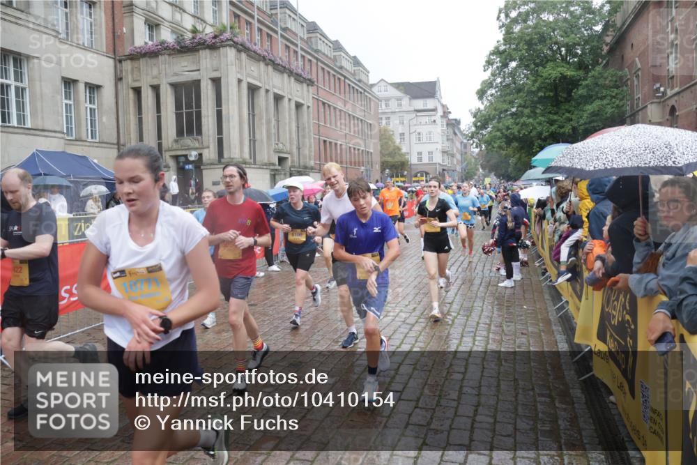 13.09.2026 - Kiel Lauf Yannick Fuchs http://msf.ph/oto/10410154 13.09.2026 10:40:58 Ziel 35, 1342, 1427, 1971, 2499, 2561, 2818, 2892, 2898, 3257, 3415, 3464, 3535, 3841, 4131, 4431, 4624, 4712, 5043, 5319, 5388, 5509, 6340, 6504, 6793, 7405, 7615, 7655, 8246, 8435, 8955, 9527, 10794, 11069, 11275, 11632, 11833, 11885, 12131, 12474, 12625, 337, 393, 837, 1037, 1123, 1125, 1408, 1422, 1434, 1475, 1603, 1793, 1874, 1985, 2052, 2096, 2844, 2942, 3339, 3415, 3524, 3841, 5018, 5086, 5473, 5568, 5846, 6100, 6301, 6397, 6632, 6635, 6709, 6793, 7081, 7499, 7522, 7537 meine-sportfotos.de