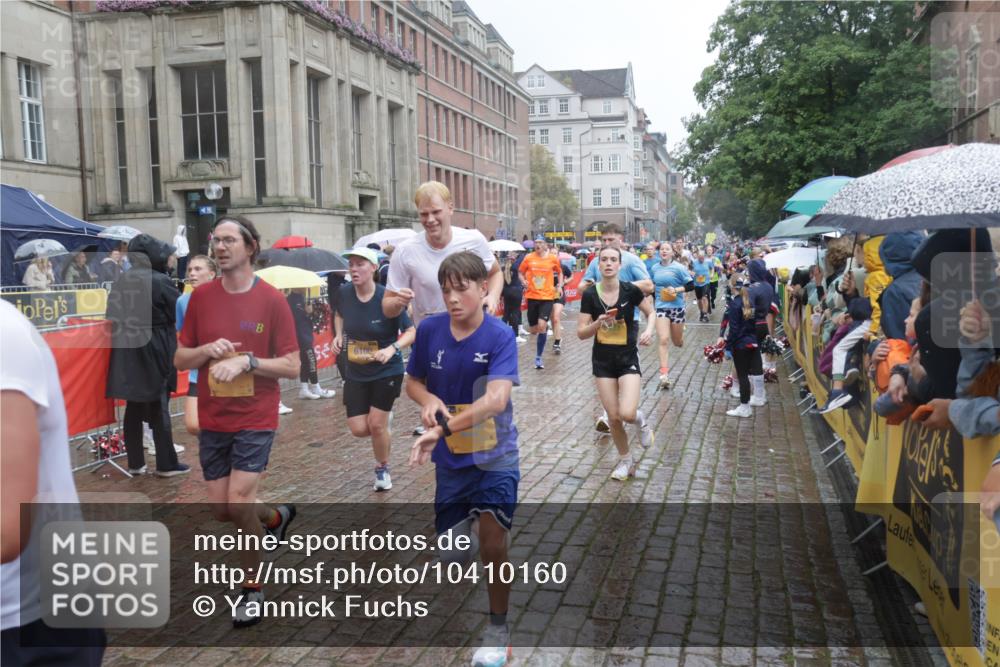 13.09.2026 - Kiel Lauf Yannick Fuchs http://msf.ph/oto/10410160 13.09.2026 10:40:58 Ziel 35, 1342, 1427, 1971, 2499, 2561, 2818, 2892, 2898, 3257, 3415, 3464, 3535, 3841, 4131, 4431, 4624, 4712, 5043, 5319, 5388, 5509, 6340, 6504, 6793, 7405, 7615, 7655, 8246, 8435, 8955, 9527, 10794, 11069, 11275, 11632, 11833, 11885, 12131, 12474, 12625, 337, 393, 837, 1037, 1123, 1125, 1408, 1422, 1434, 1475, 1603, 1793, 1874, 1985, 2052, 2096, 2844, 2942, 3339, 3415, 3524, 3841, 5018, 5086, 5473, 5568, 5846, 6100, 6301, 6397, 6632, 6635, 6709, 6793, 7081, 7499, 7522, 7537 meine-sportfotos.de