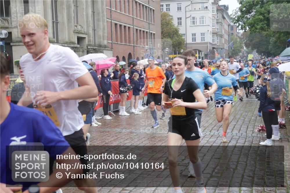 13.09.2026 - Kiel Lauf Yannick Fuchs http://msf.ph/oto/10410164 13.09.2026 10:40:59 Ziel 35, 1342, 1427, 1971, 2499, 2561, 2818, 2892, 2898, 3257, 3464, 3535, 4131, 4431, 4624, 4662, 4712, 5043, 5319, 5388, 5509, 6340, 6504, 7405, 7615, 7655, 8246, 8435, 8955, 9527, 9539, 10794, 11069, 11526, 11632, 11833, 11885, 12131, 12474, 12625, 337, 393, 837, 1037, 1123, 1125, 1408, 1422, 1434, 1475, 1603, 1793, 1874, 1985, 2052, 2096, 2844, 2942, 3339, 3415, 3524, 3841, 5018, 5086, 5473, 5568, 5846, 6100, 6301, 6397, 6504, 6632, 6635, 6709, 6793, 7081, 7499, 7522, 7537 meine-sportfotos.de