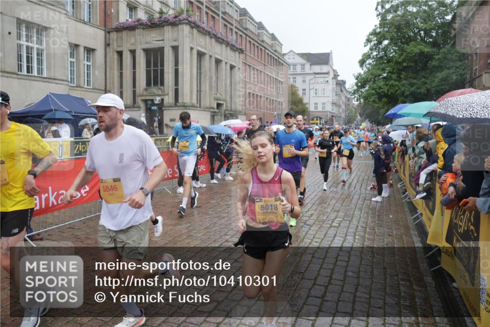 13.09.2026 - Kiel Lauf Yannick Fuchs http://msf.ph/oto/10410301 13.09.2026 10:41:06 Ziel 973, 1781, 2825, 2892, 2898, 3464, 3952, 4286, 4624, 4662, 4691, 4797, 5319, 5388, 5509, 5916, 6340, 6565, 7405, 7615, 8246, 8955, 9349, 9527, 9539, 10680, 10794, 11526, 11632, 11833, 11885, 12131, 12494, 12625, 35, 337, 393, 837, 1037, 1342, 1427, 1603, 1971, 1985, 2052, 2096, 2499, 2561, 2818, 3257, 3339, 3415, 3524, 3535, 3841, 4131, 4431, 4712, 5018, 5043, 5086, 5388, 5473, 5846, 6301, 6397, 6504, 6632, 6635, 6709, 6793, 7499, 7537, 7655, 8955, 849, 1985, 6632 meine-sportfotos.de