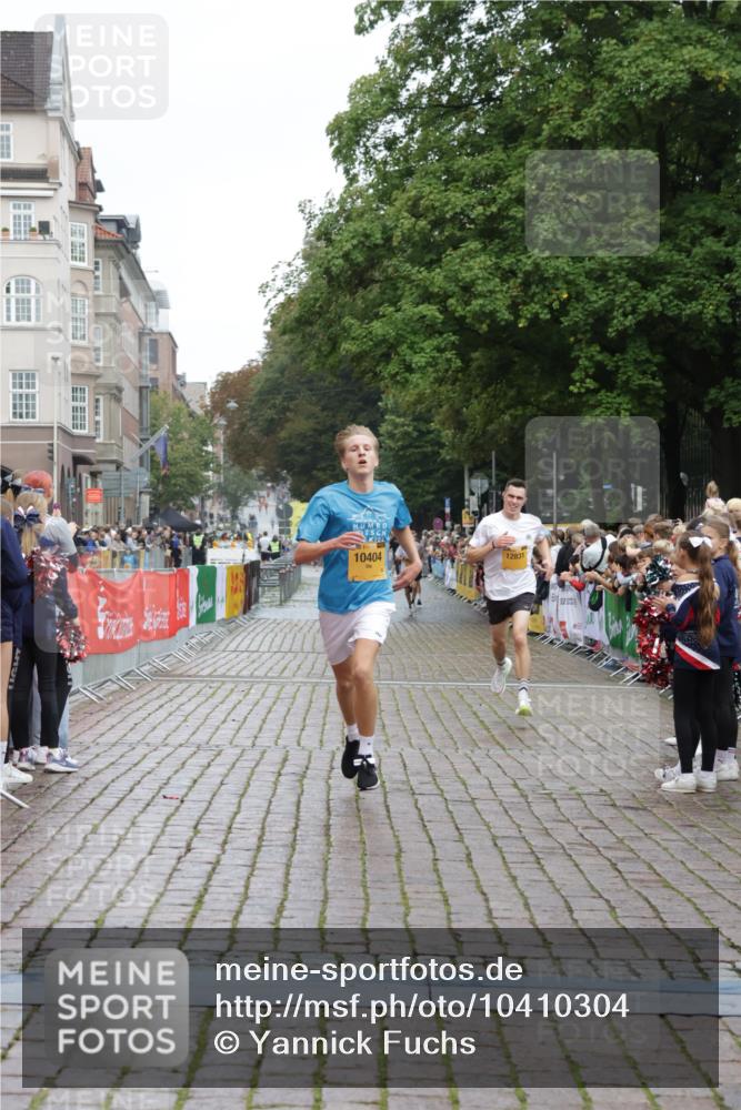 13.09.2026 - Kiel Lauf Yannick Fuchs http://msf.ph/oto/10410304 13.09.2026 09:33:36 Ziel 10404, 12831, 60, 2162, 6682, 7305, 8092, 1246, 6681, 7588, 10069, 10864, 2162, 11516 meine-sportfotos.de