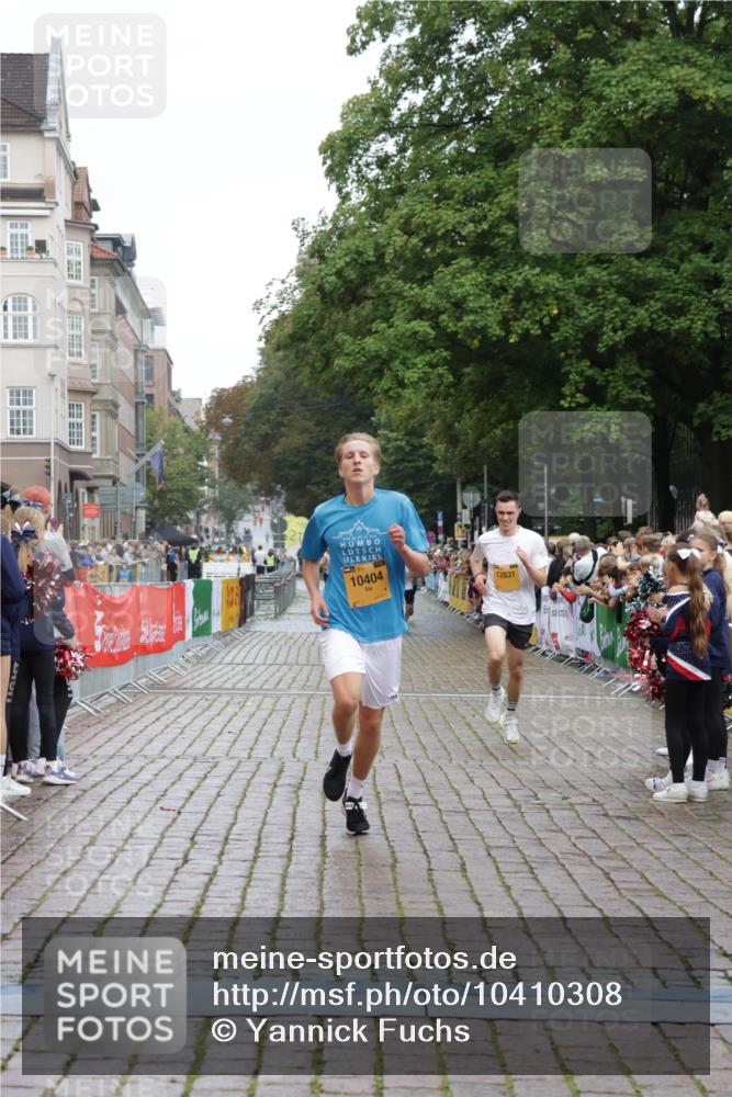 13.09.2026 - Kiel Lauf Yannick Fuchs http://msf.ph/oto/10410308 13.09.2026 09:33:36 Ziel 10404, 12831, 60, 2162, 6682, 7305, 8092, 1246, 6681, 7588, 10069, 10864, 2162, 11516 meine-sportfotos.de
