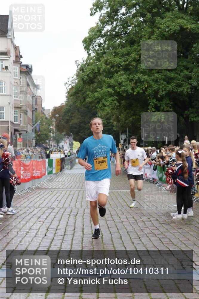 13.09.2026 - Kiel Lauf Yannick Fuchs http://msf.ph/oto/10410311 13.09.2026 09:33:36 Ziel 10404, 12831, 60, 2162, 6682, 7305, 8092, 1246, 6681, 7588, 10069, 10864, 2162, 11516 meine-sportfotos.de