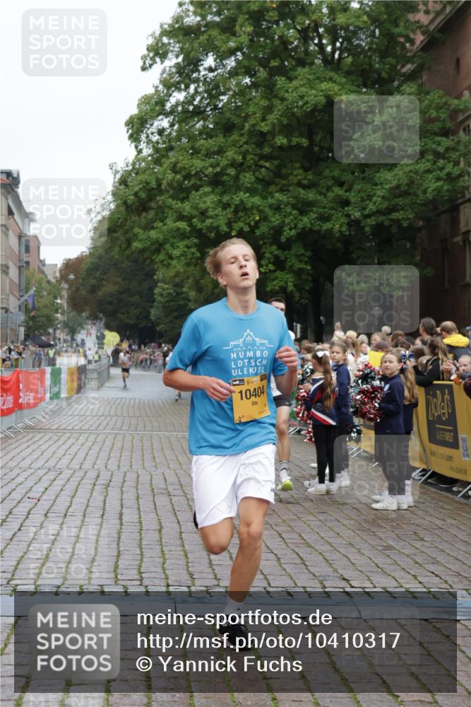 13.09.2026 - Kiel Lauf Yannick Fuchs http://msf.ph/oto/10410317 13.09.2026 09:33:37 Ziel 10404, 12831, 60, 2162, 6682, 7305, 8092, 1246, 6681, 7588, 10069, 10864, 2162, 11516 meine-sportfotos.de