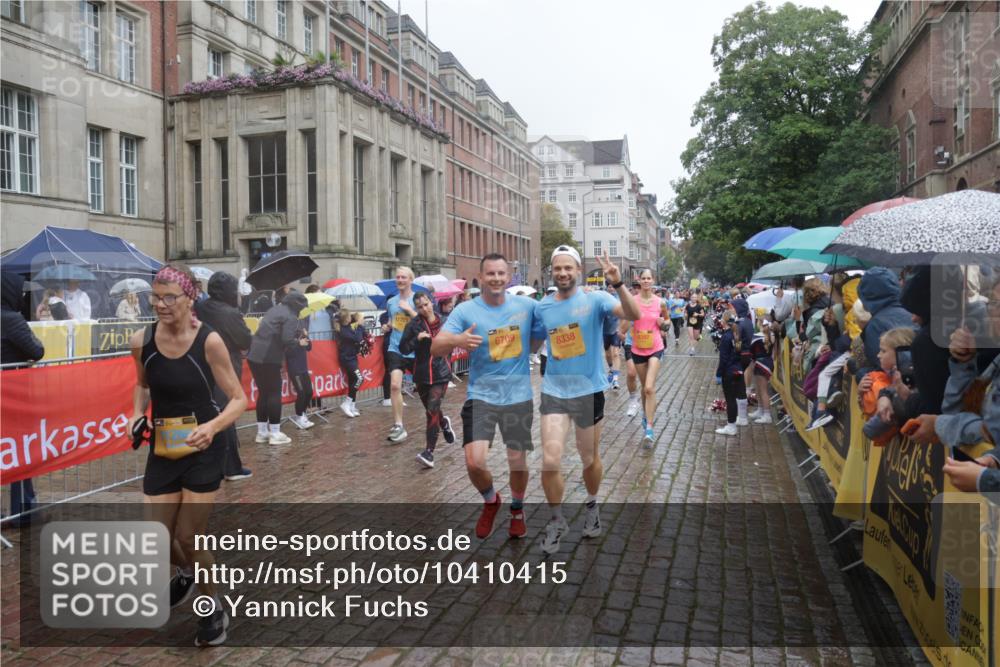 13.09.2026 - Kiel Lauf Yannick Fuchs http://msf.ph/oto/10410415 13.09.2026 10:41:12 Ziel 973, 1704, 1781, 1785, 2825, 2892, 3363, 3952, 4286, 4527, 4624, 4662, 4691, 4797, 5916, 6340, 6461, 6565, 6654, 7405, 7615, 8155, 9349, 9398, 9527, 9539, 10066, 10680, 10794, 11228, 11526, 11632, 12035, 12494, 35, 337, 393, 837, 1037, 1342, 1427, 1603, 1971, 2052, 2096, 2499, 2561, 2818, 2898, 3257, 3415, 3464, 3524, 3535, 3841, 4131, 4431, 4624, 4712, 5043, 5319, 5388, 5509, 6301, 6397, 6504, 6709, 6793, 7499, 7655, 8246, 8955, 827, 849, 1985, 3339, 5086, 6632 meine-sportfotos.de