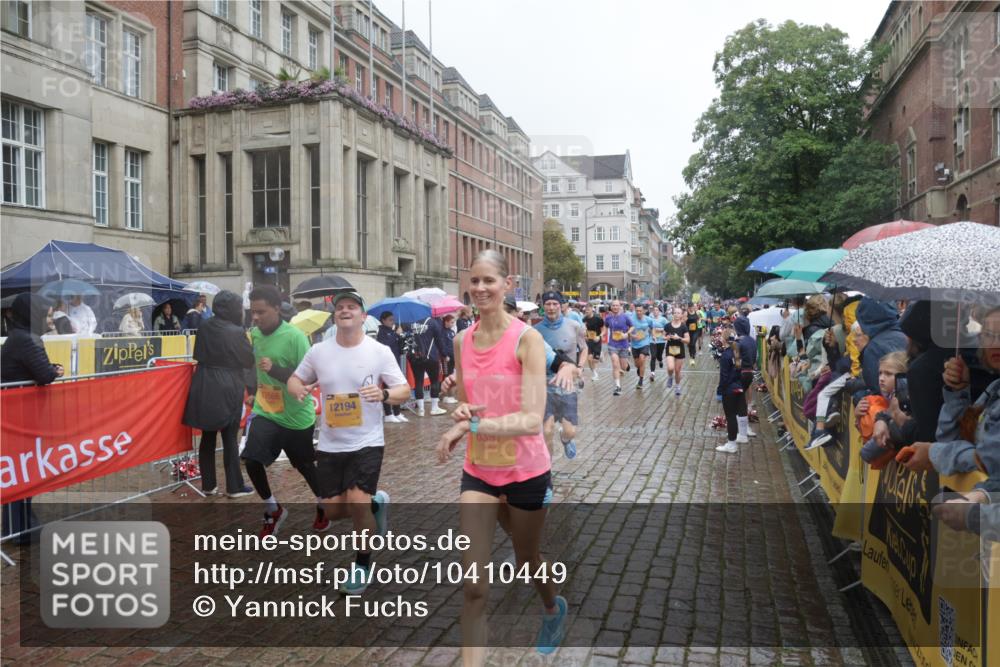 13.09.2026 - Kiel Lauf Yannick Fuchs http://msf.ph/oto/10410449 13.09.2026 10:41:14 Ziel 973, 1704, 1781, 1785, 2825, 3363, 3952, 4286, 4436, 4527, 4662, 4691, 4797, 5753, 5916, 6461, 6565, 6654, 8155, 9349, 9398, 9539, 9947, 10066, 10680, 10883, 11228, 11526, 12035, 12494, 35, 337, 393, 1342, 1427, 1603, 1971, 2052, 2096, 2499, 2561, 2818, 2892, 2898, 3257, 3415, 3464, 3524, 3535, 3841, 4131, 4431, 4624, 4662, 4712, 5043, 5319, 5388, 5509, 6301, 6340, 6397, 6504, 6709, 6793, 7405, 7499, 7615, 7655, 8246, 8955, 827, 849, 1985, 3339, 5086, 6632 meine-sportfotos.de