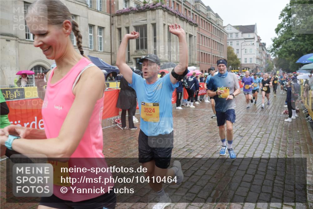 13.09.2026 - Kiel Lauf Yannick Fuchs http://msf.ph/oto/10410464 13.09.2026 10:41:15 Ziel 973, 1704, 1781, 1785, 2825, 3363, 3952, 4286, 4436, 4527, 4691, 4797, 5753, 5839, 5916, 6461, 6565, 6654, 8155, 9349, 9398, 9947, 10066, 10680, 10883, 11228, 12035, 12494, 35, 337, 393, 1342, 1427, 1603, 1971, 2052, 2096, 2499, 2561, 2818, 2892, 2898, 3257, 3415, 3464, 3524, 3535, 3841, 4131, 4431, 4624, 4662, 4712, 4797, 5043, 5319, 5388, 5509, 6301, 6340, 6397, 6504, 6565, 6793, 7405, 7499, 7615, 7655, 8246, 8955, 827, 849, 1985, 3339, 5086, 6632 meine-sportfotos.de